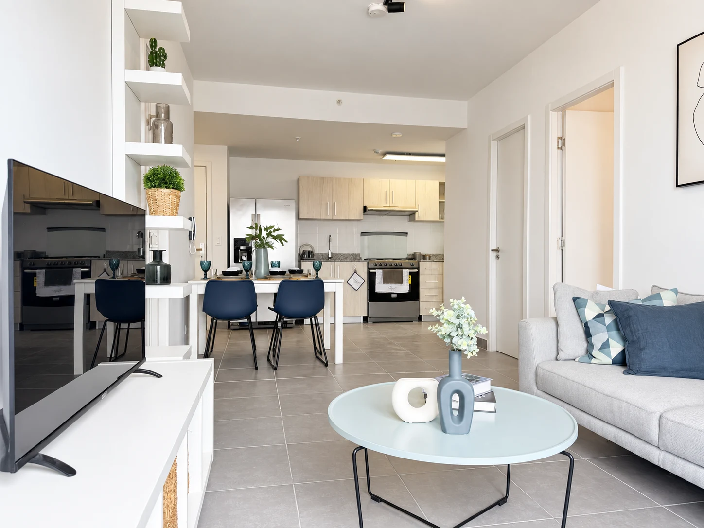 Sala, comedor y cocina del apartamento modelo de Vista Pacífica. Fotografía retocada con IA; mobiliario de exhibición