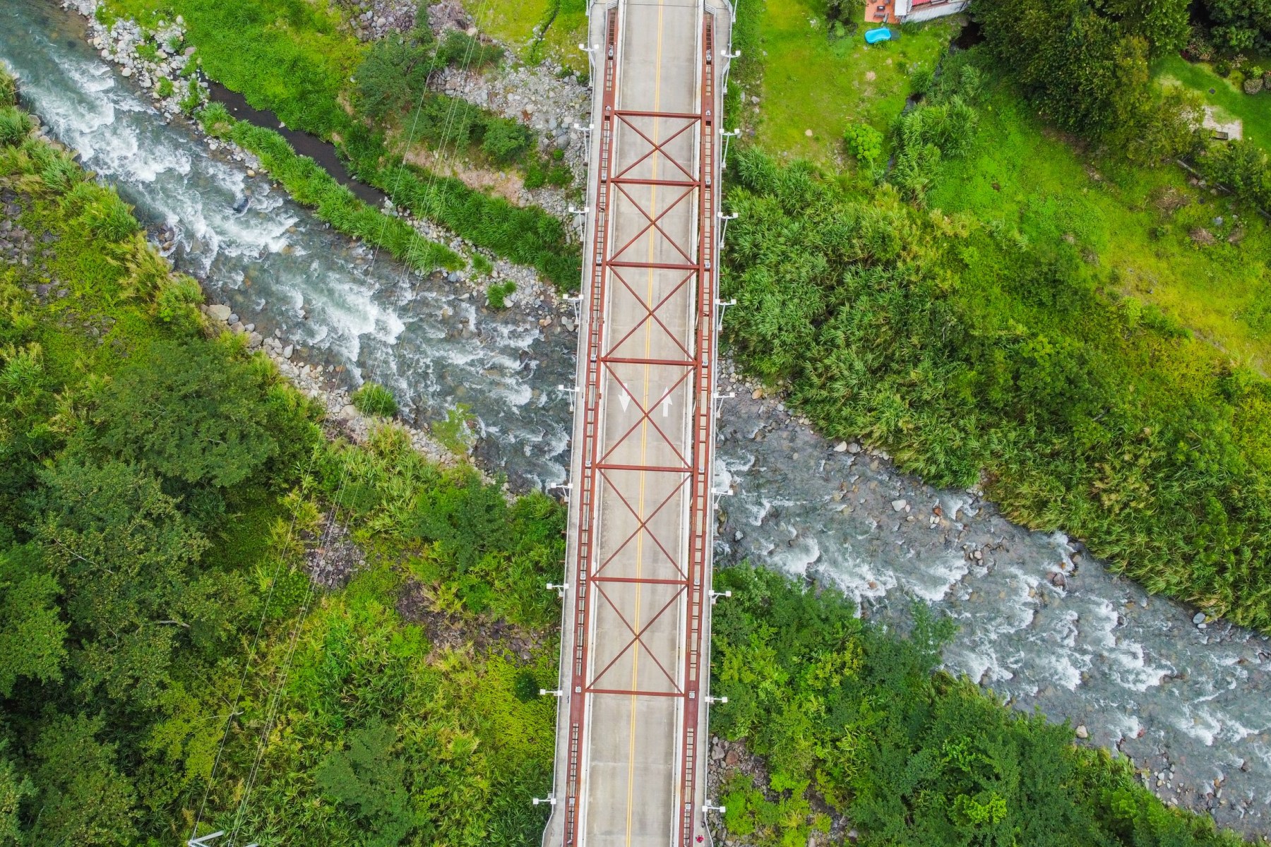 Puente sobre un río rodeado de vegetación en Bajo Boquete, Chiriquí